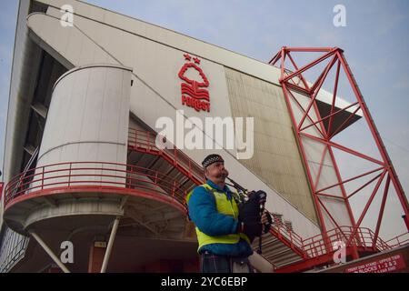 Nottingham, Royaume-Uni. 21 octobre 2024. Vue générale d'un cornemuse à l'extérieur du City Ground devant le match de premier League anglaise de Nottingham Forest FC contre Crystal Palace FC au City Ground, Nottingham, Angleterre, Royaume-Uni le 21 octobre 2024 crédit : Every second Media/Alamy Live News Banque D'Images