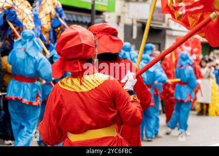 Équipe de personnes danse dragon sur le symbole de parade du nouvel an chinois du travail d'équipe Banque D'Images