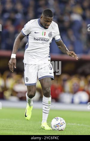 L'attaquant français de l'Inter, Marcus Thuram, contrôle le ballon lors du match de Serie A entre L'AS Roma et l'Inter au stade Olimpico de Rome, en Italie, le 20 octobre 2024. Banque D'Images