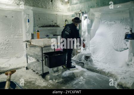 Fairbanks, 20 mars 2023 - vue intérieure du bar du musée de glace Aurora. Photo de haute qualité Banque D'Images