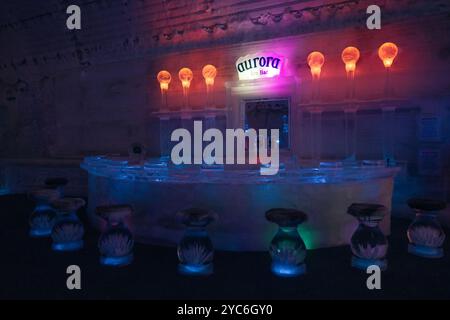 Fairbanks, 20 mars 2023 - vue intérieure du bar du musée de glace Aurora. Photo de haute qualité Banque D'Images