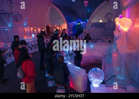 Fairbanks, 20 mars 2023 - vue intérieure du bar du musée de glace Aurora. Photo de haute qualité Banque D'Images