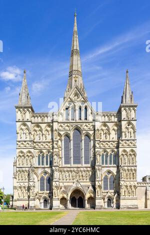 Cathédrale de Salisbury et la flèche médiévale , la plus haute flèche en Angleterre, Salisbury UK Salisbury Wiltshire England UK GB Europe Banque D'Images