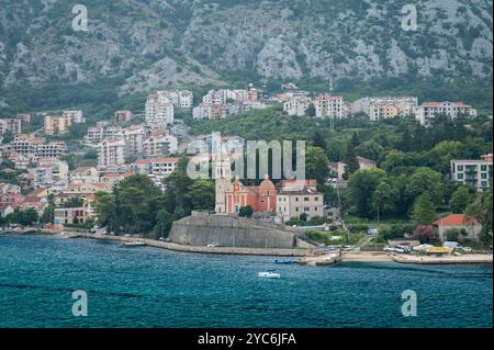 Ville de Dobrota Montenegro. Église St Matthew le long du front de mer. Banque D'Images
