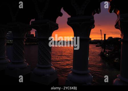 Le coucher de soleil sur Londres vu depuis Blackfriars Bridge. Date de la photo : lundi 21 octobre 2024. Banque D'Images