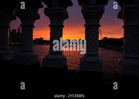 Le coucher de soleil sur Londres vu depuis Blackfriars Bridge. Date de la photo : lundi 21 octobre 2024. Banque D'Images