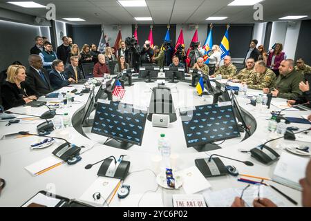 Kiev, Ukraine. 20 octobre 2024. Le secrétaire américain à la Défense, Lloyd Austin, à gauche, a des discussions bilatérales avec le ministre ukrainien de la Défense, Rustem Umerov, à droite, le 21 octobre 2024 à Kiev, en Ukraine. Austin réitère le soutien américain à la lutte en cours contre l’agression russe et à la fourniture à l’Ukraine d’une assistance sécuritaire pour défendre leur patrie. Crédit : Chad McNeeley/DOD photo/Alamy Live News Banque D'Images