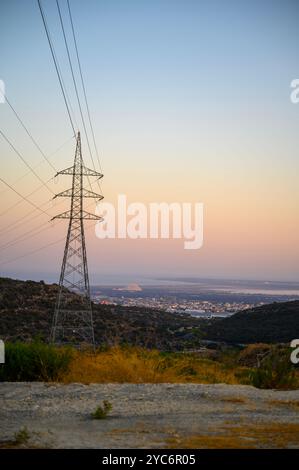 Il s'agit d'une photo d'une tour de transmission électrique à haute tension, également connue sous le nom de pylône ou de lignes aériennes électriques, au coucher du soleil Banque D'Images