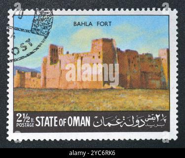 Timbre-poste oblitéré imprimé par Oman, qui montre le fort de Bahla, vers 1987. Banque D'Images