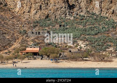 La plage immaculée de l'île de Gramvousa, située près de la célèbre lagune de Balos en Crète, en Grèce, est entourée de collines escarpées et d'eau turquoise limpide Banque D'Images