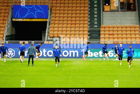 Milan, Italie. 21 octobre 2024. Les joueurs du club photographiés lors d'une séance d'entraînement de l'équipe belge de football Club Brugge KV, lundi 21 octobre 2024 au stade San Siro, à Milan, en Italie. L'équipe se prépare pour le match de demain contre le club italien AC Milan, le troisième jour de la phase de l'UEFA Champions League. BELGA PHOTO ALBERTO MARIANI crédit : Belga News Agency/Alamy Live News Banque D'Images