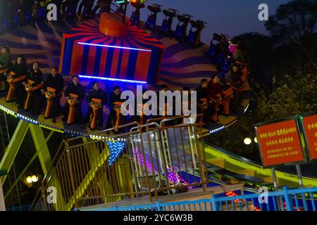 Pyongyang, Corée du Nord - 11 novembre 2016 : les gens au Kaeson Youth Amusement Park à Pyongyang, Corée du Nord. Il a été ouvert en 1984. Banque D'Images