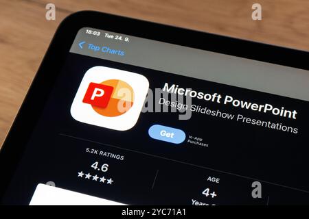 OSTRAVA, TCHÉQUIE - 24 SEPTEMBRE 2024 : App Store avec le logiciel de présentation Microsoft PowerPoint à installer Banque D'Images