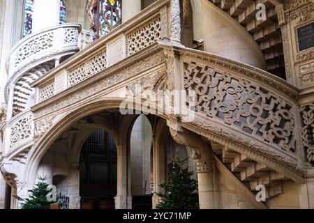 Escalier sculpté complexe et magnifique à l'intérieur de l'église parisienne de Saint-Étienne-du-Mont Banque D'Images