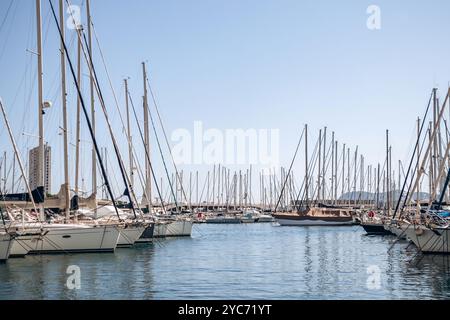 Toulon, France - 10 juillet 2024 : Port et jetée de Toulon, dans le sud de la France Banque D'Images