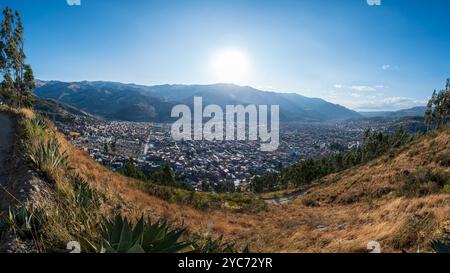 Huaraz paysage urbain panoramique avec vue sur le cimetière un jour ensoleillé dans la région d'Ancash, Pérou Banque D'Images