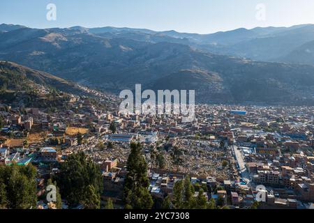 Paysage urbain de Huaraz avec vue sur le vieux cimetière un jour ensoleillé dans la région d'Ancash, Pérou Banque D'Images