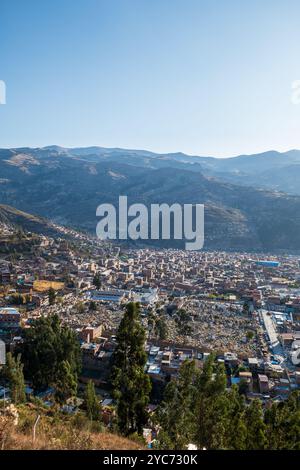 Paysage urbain de Huaraz avec vue sur le cimetière un jour ensoleillé dans la région d'Ancash, Pérou Banque D'Images