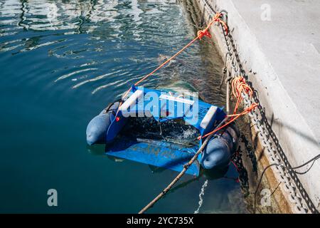 Toulon, France - 10 juillet 2024 : filtre à eau dans le port de Toulon Banque D'Images