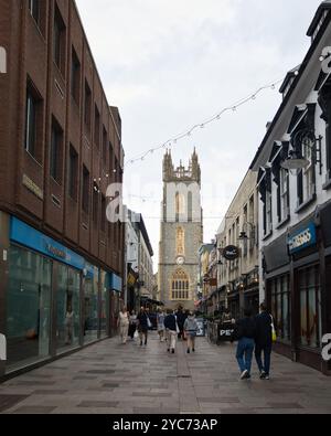 Pays de Galles, Cardiff - 30 juin 2024 : Church Street avec vue sur l'église paroissiale St John the Baptist City. Banque D'Images