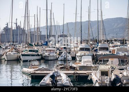 Toulon, France - 10 juillet 2024 : Port et jetée de Toulon, dans le sud de la France Banque D'Images