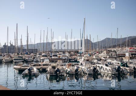 Toulon, France - 10 juillet 2024 : Port et jetée de Toulon, dans le sud de la France Banque D'Images