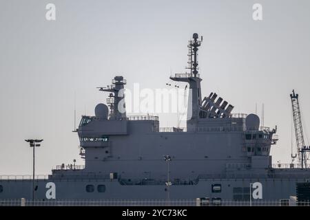 Un grand navire dans le port de Toulon Banque D'Images