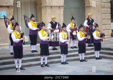 Oviedo, Espagne, 21 octobre 2024 : les cornemuses jouent en attendant l'arrivée du lauréat lors de l'arrivée de Michael Ignatieff à Oviedo, Prix Princesse des Asturies pour les sciences sociales, le 21 octobre 2024, à Oviedo, Espagne. Crédit : Alberto Brevers / Alamy Live News. Banque D'Images