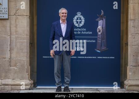 Oviedo, Espagne, 21 octobre 2024 : L'écrivain Michael Ignatieff pose pour les médias lors de l'arrivée de Michael Ignatieff à Oviedo, Prix Princesse des Asturies pour les sciences sociales, le 21 octobre 2024, à Oviedo, Espagne. Crédit : Alberto Brevers / Alamy Live News. Banque D'Images