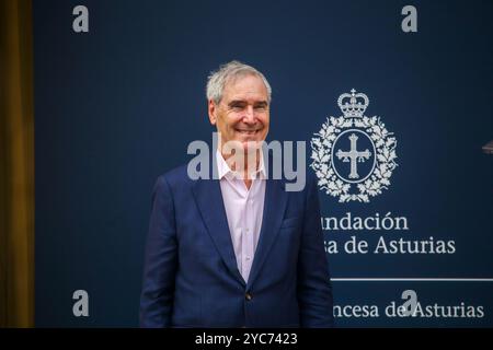 Oviedo, Espagne, 21 octobre 2024 : L'écrivain Michael Ignatieff pose pour les médias lors de l'arrivée de Michael Ignatieff à Oviedo, Prix Princesse des Asturies pour les sciences sociales, le 21 octobre 2024, à Oviedo, Espagne. Crédit : Alberto Brevers / Alamy Live News. Banque D'Images