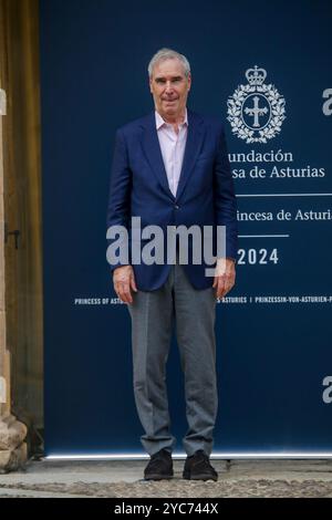 Oviedo, Espagne, 21 octobre 2024 : L'écrivain Michael Ignatieff pose pour les médias lors de l'arrivée de Michael Ignatieff à Oviedo, Prix Princesse des Asturies pour les sciences sociales, le 21 octobre 2024, à Oviedo, Espagne. Crédit : Alberto Brevers / Alamy Live News. Banque D'Images