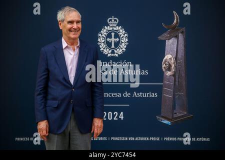 Oviedo, Espagne, 21 octobre 2024 : L'écrivain Michael Ignatieff pose pour les médias lors de l'arrivée de Michael Ignatieff à Oviedo, Prix Princesse des Asturies pour les sciences sociales, le 21 octobre 2024, à Oviedo, Espagne. Crédit : Alberto Brevers / Alamy Live News. Banque D'Images