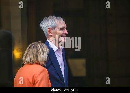 Oviedo, Espagne, le 21 octobre 2024 : L'écrivain Michael Ignatieff regarde les cornichons lors de l'arrivée de Michael Ignatieff à Oviedo, Prix Princesse des Asturies pour les sciences sociales, le 21 octobre 2024, à Oviedo, Espagne. Crédit : Alberto Brevers / Alamy Live News. Banque D'Images