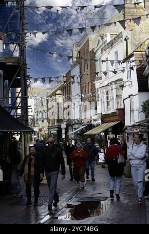 Vue générale de George Street dans la vieille ville, Hastings, East Sussex, Angleterre, Royaume-Uni Banque D'Images