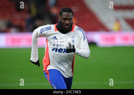 Nottingham, Royaume-Uni. 21 octobre 2024. Nottingham, Angleterre - 21 octobre : Ola Aina de Nottingham Forest pendant l'échauffement avant le match de premier League 2024/25 entre Nottingham Forest FC et Crystal Palace FC au City Ground le 21 octobre 2024 à Nottingham, Angleterre. (Paul Bonser/SPP) (Paul Bonser/SPP) crédit : photo de presse SPP Sport. /Alamy Live News Banque D'Images