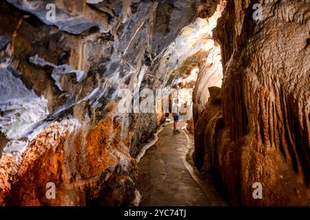 LURAY, Virginie, États-Unis — le vaste réseau de grottes de Luray Caverns présente diverses formations calcaires créées au cours de millions d'années. Ces grottes, découvertes en 1878, présentent des colonnes dramatiques, stalactites, stalagmites, et de la pierre à flot dans leurs chambres connectées. Les cavernes représentent l'un des systèmes de grottes les plus visités et les mieux préservés de l'est des États-Unis. Banque D'Images