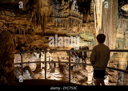 LURAY, Virginie — la tente des Saracens des grottes de Luray représente l'un des plus beaux exemples de formations de draperies de grottes au monde. Cette délicate formation de pierres coulantes, reconnue par le National Geographic pour sa qualité exceptionnelle, ressemble à des rideaux translucides de pierre. La formation démontre le lent processus de dépôt de minéraux qui crée des draperies de grottes sur des centaines de milliers d'années. Banque D'Images