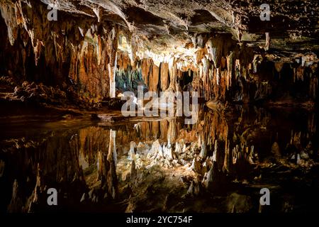 LURAY, Virginie — Dream Lake crée un reflet miroir parfait du plafond couvert de stalactites dans les grottes de Luray, créant une illusion d'optique de stalagmites sous-marines. Cette remarquable étendue d'eau couvre 2 500 pieds carrés, ce qui en fait la plus grande pièce d'eau du système de caverne. Le lac atteint une profondeur maximale de 18 à 20 pouces tout en conservant des propriétés réfléchissantes limpides. Banque D'Images