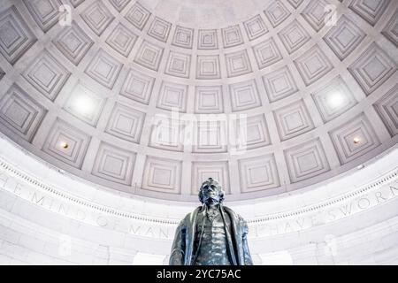 WASHINGTON DC, États-Unis — Une statue de Thomas Jefferson par Rudulph Evans est la pièce maîtresse du Jefferson Memorial à Washington DC. Elle se trouve au milieu du mémorial sous un grand toit de rotonde. Banque D'Images