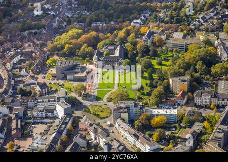 Luftbild, Rathaus Burg Dinslaken, auch Kastell Dinslaken Burganlage, Kathrin-Türks-Halle Theater, Stadtpark und hinten das Theodor-Heuss-Gymnasium, Dinslaken, Ruhrgebiet, Nordrhein-Westfalen, Deutschland ACHTUNGxMINDESTHONORARx60xEURO vue aérienne, hôtel de la mairie de la ville de Deulaken, du château de Dathlaken, de Türks, de Rahnaken Allemagne, ou du nord de Dathlaken, Dathlaken, Dathlaken Westphalie, ou de la région de Dathlaken, du château de Dathlaken, de Dathlaken, ou de Westphalie Banque D'Images