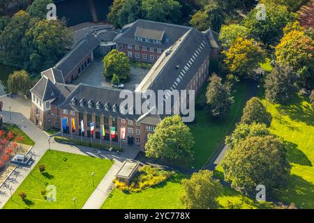 Luftbild, Rathaus, Burg Dinslaken, auch Kastell Dinslaken, Burganlage und Flaggen am Eingang, Dinslaken, Ruhrgebiet, Nordrhein-Westfalen, Deutschland ACHTUNGxMINDESTHONORARx60xEURO *** vue aérienne, hôtel de ville, château Dinslaken, ainsi que Kastell Dinslaken, complexe de château et drapeaux à l'entrée, Dinslaken, région de Dinslaken, Dastland, DATHONGxRHONGxRHONGxRHONTORL, Allemagne, Rhénanie-Rhénanie-Nord, Rhénanie-Rhénanie-Westphalie Banque D'Images