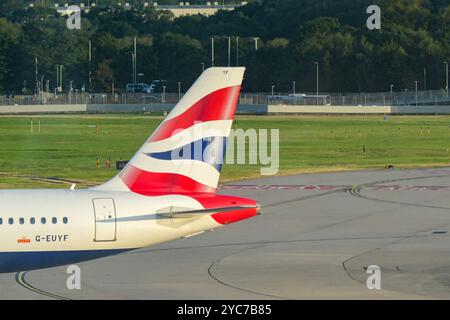 Londres, Angleterre, Royaume-Uni - 21 août 2024 : dérive d'un Airbus A320 de British Airways (immatriculation G-EUYF) à l'aéroport de Londres Heathrow. Banque D'Images