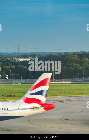 Londres, Angleterre, Royaume-Uni - 21 août 2024 : dérive d'un Airbus A320 de British Airways (immatriculation G-EUYF) à l'aéroport de Londres Heathrow. Banque D'Images