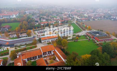 Bad Birnbach, Bavière, Allemagne - 21 octobre 2024 : la station thermale bavaroise Bad Birnbach vue des airs, photographiée d'en haut à l'automne avec un léger brouillard. *** Bayrischer Kurort Bad Birnbach aus der Luft, von Oben fotografiert im Herbst BEI leichtem Nebel. Banque D'Images