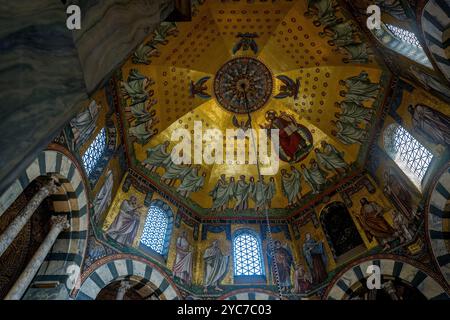 Le plafond avec des mosaïques et la chapelle palatine, regardant vers le haut l'octogone, dans la cathédrale d'Aix-la-Chapelle (site du patrimoine mondial de l'UNESCO) qui est la dernière Banque D'Images