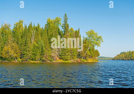 Eaux calmes sur un lac North Woods sur East Bearskin Lake dans les eaux limitrophes du Minnesota Banque D'Images