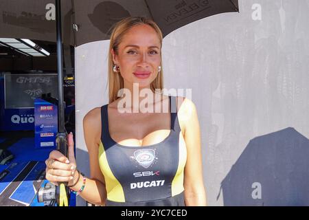 Umbrella Girl lors du Championnat du monde FIM Motul Superbike - course 1 de l'Acerbis Italian Round sur le circuit Cremona à San Martino del Lago sur Septem Banque D'Images