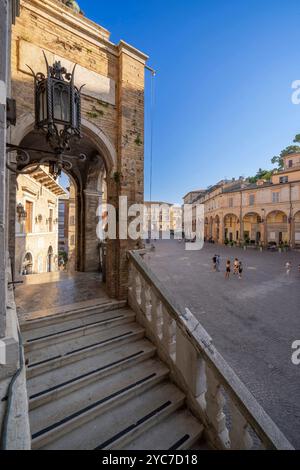 Piazza del Popolo, Fermo, Ascoli Poceno, Marches, Italie Banque D'Images