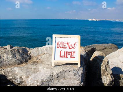 Nouveau symbole de vie. Mots conceptuels Nouvelle vie sur fond de craie blanche. Beau fond de mer. Business et New Life concept. Copier l'espace. Banque D'Images