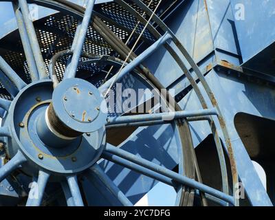 Le cadre de roue de l'ancienne grue portuaire de Saßnitz témoigne d'une histoire impressionnante et industrielle. Un rappel de la beauté de l'industrie Banque D'Images